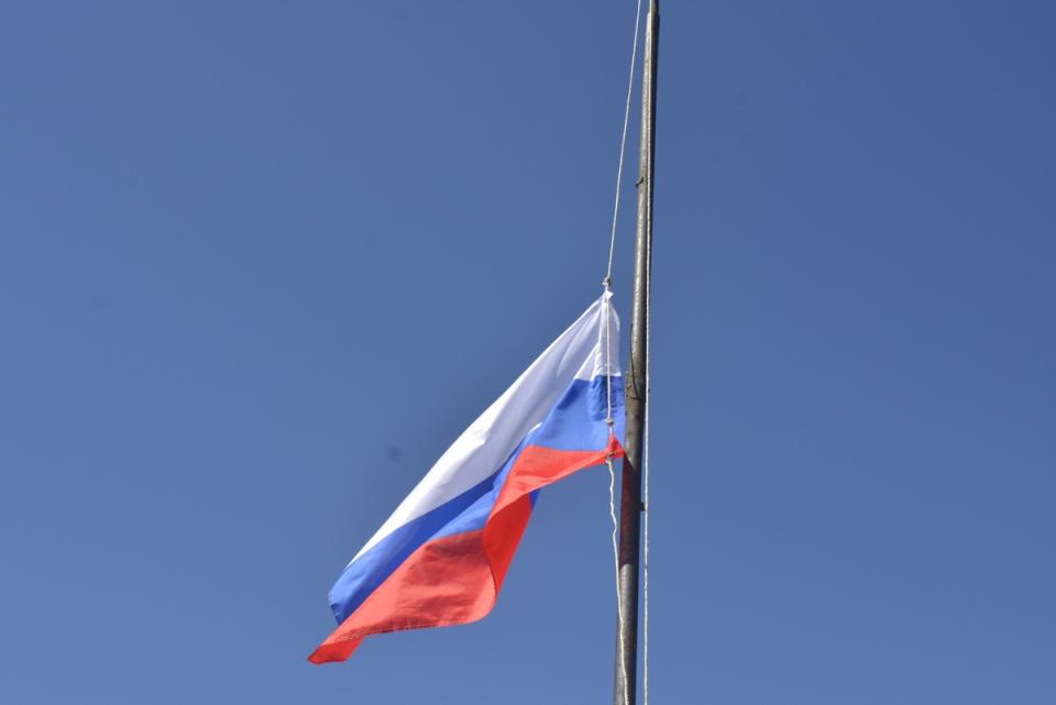 Торжественная церемония спуска государственного флага Российской Федерации.