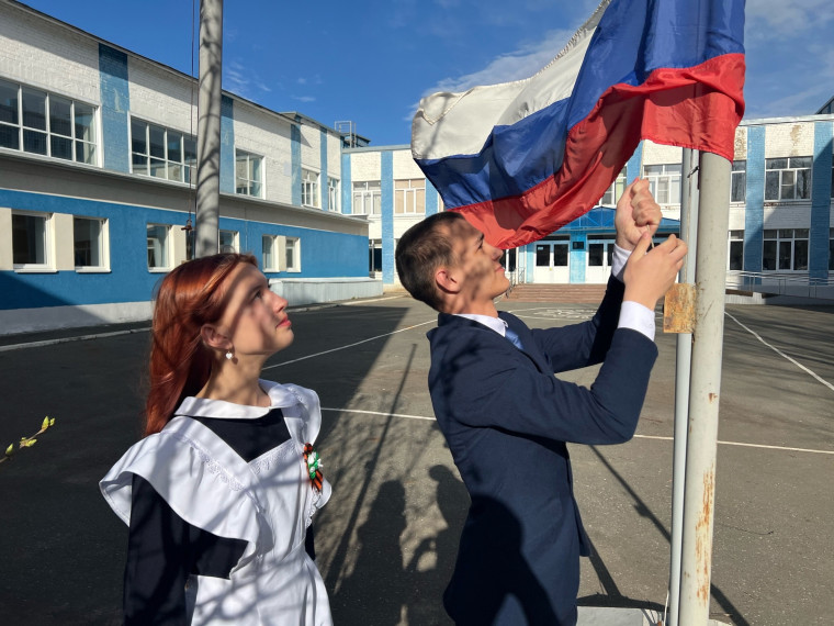 Торжественная церемония спуска государственного флага Российской Федерации.